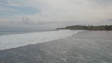 serene ocean waves on a cloudy day