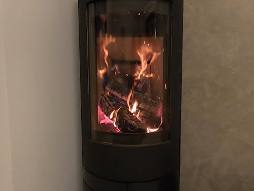 Brûler Du Bois De Feu Sur Un Radiateur Installé