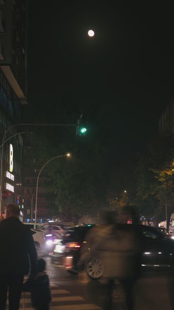 街道旁边的月亮免费下载视频素材
