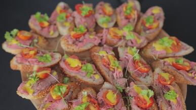 gourmet roast beef crostini with fresh herbs