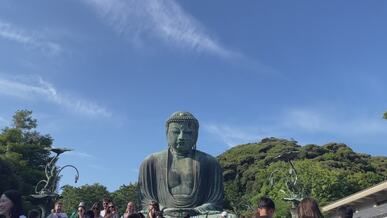 tourists at kotoku in with great buddha statue