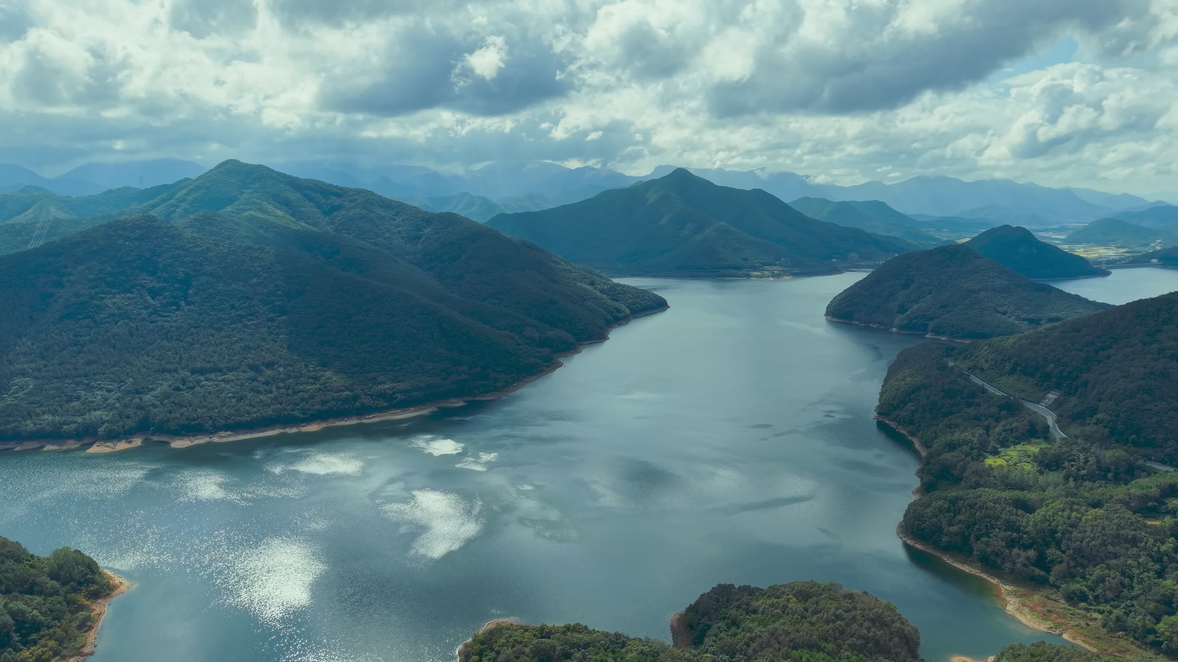 宁静山湖的壮丽航拍景色 · 免费素材视频