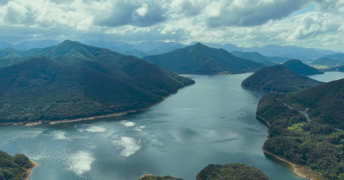 宁静山湖的壮丽航拍景色 · 免费素材视频