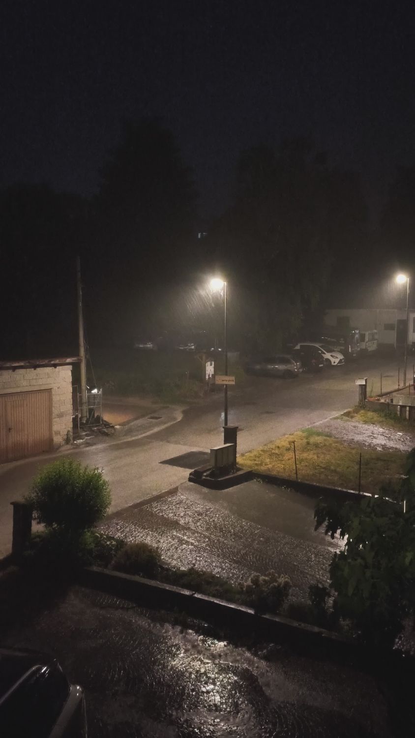 宁静郊区街道上阴雨绵绵的夜晚 · 免费素材视频