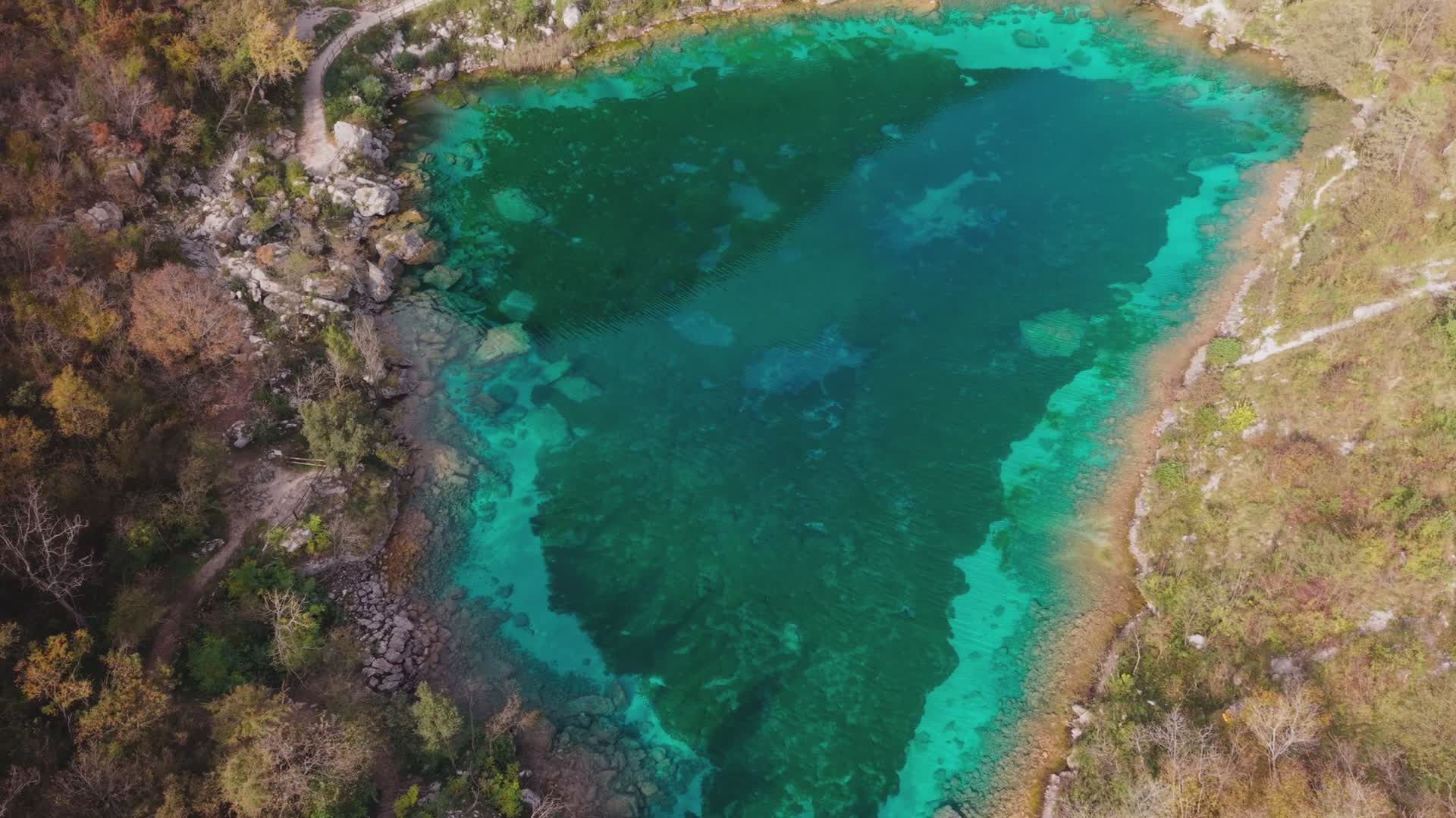 Vista Aérea Do Lago Azul Turquesa Em Forma De Coração Na áustria ...