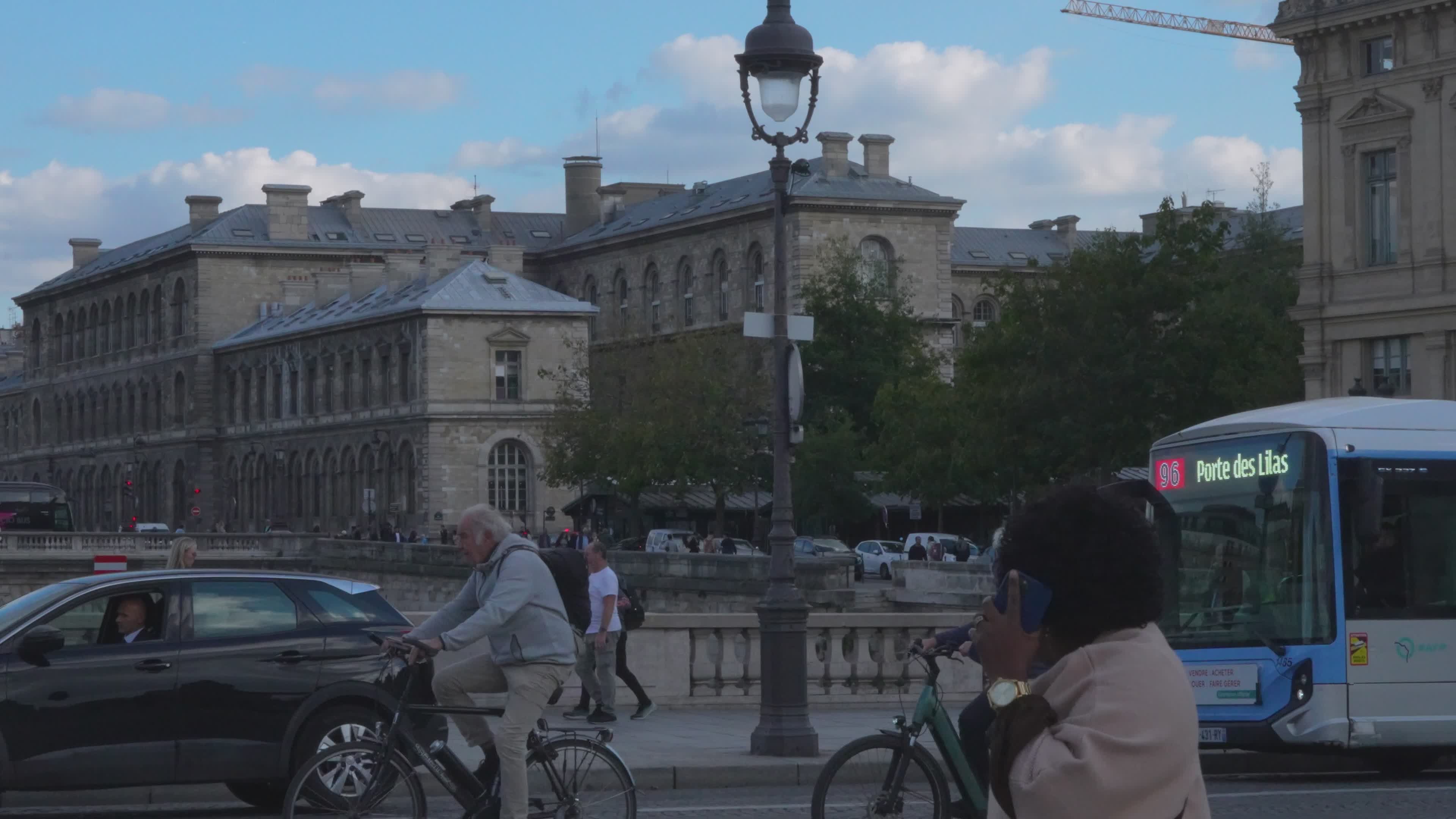 Immeubles d'habitation classiques le long d'une rue parisienne animée