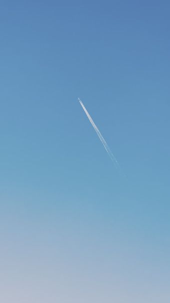 一颗人造卫星划过天际视频素材