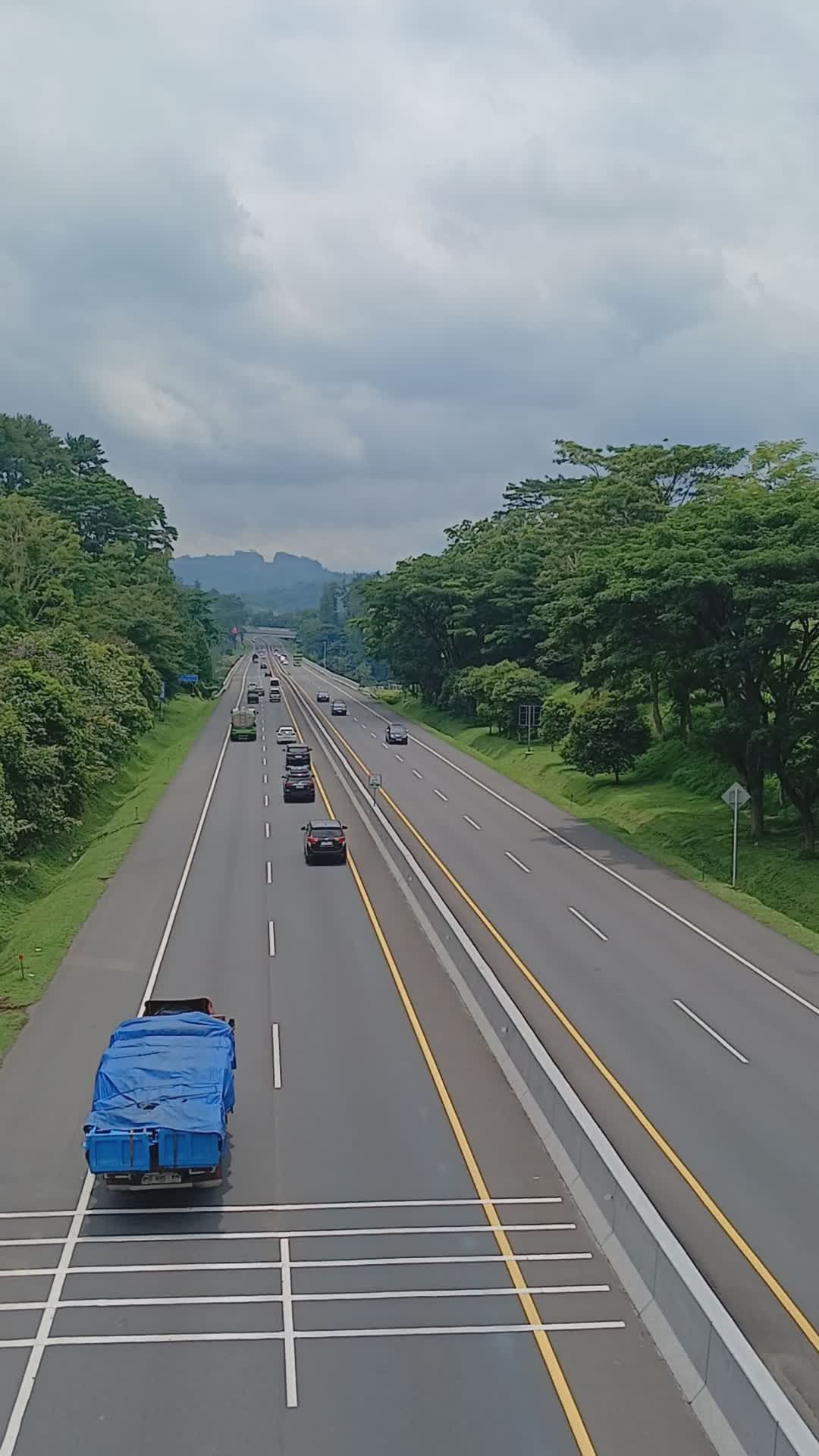 Pemandangan Udara Jalan Raya Yang Ramai Dengan Lalu Lintas · Video Stok ...