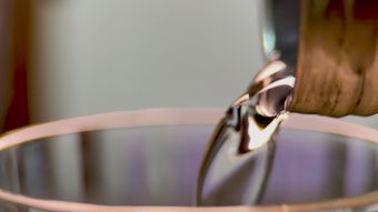 倒米酒高清视频免费下载视频素材