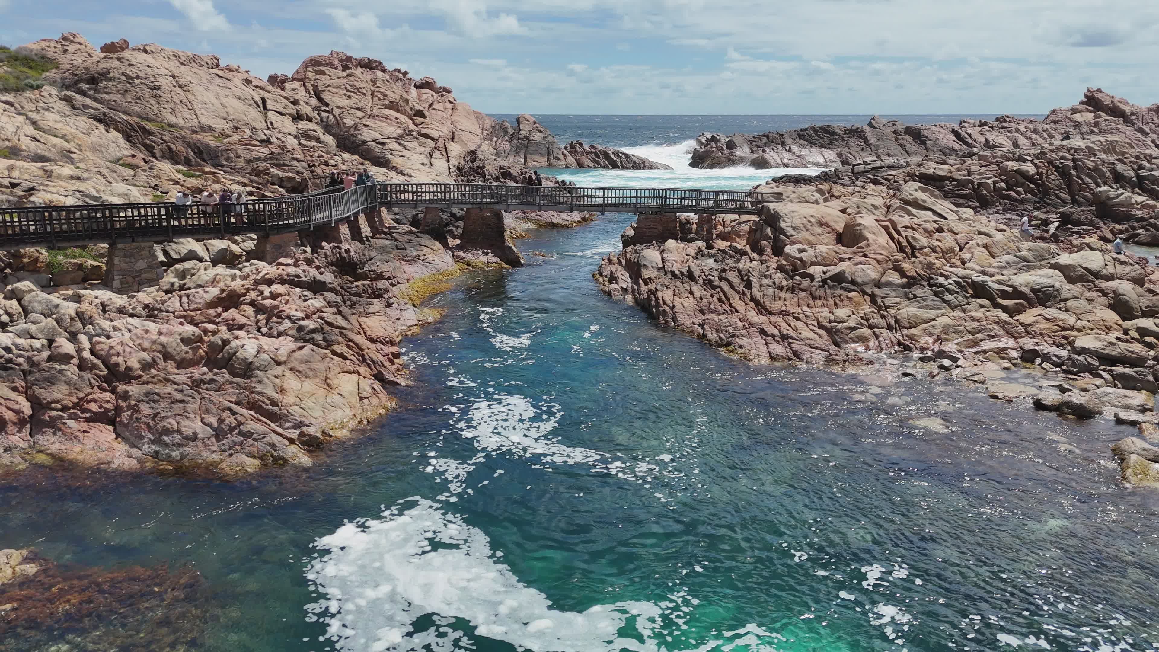 Vue Aérienne D'une Côte Rocheuse époustouflante · Vidéo gratuite