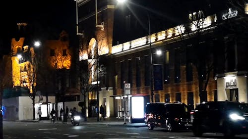 Видео городских зданий и транспортных средств, путешествующих ночью