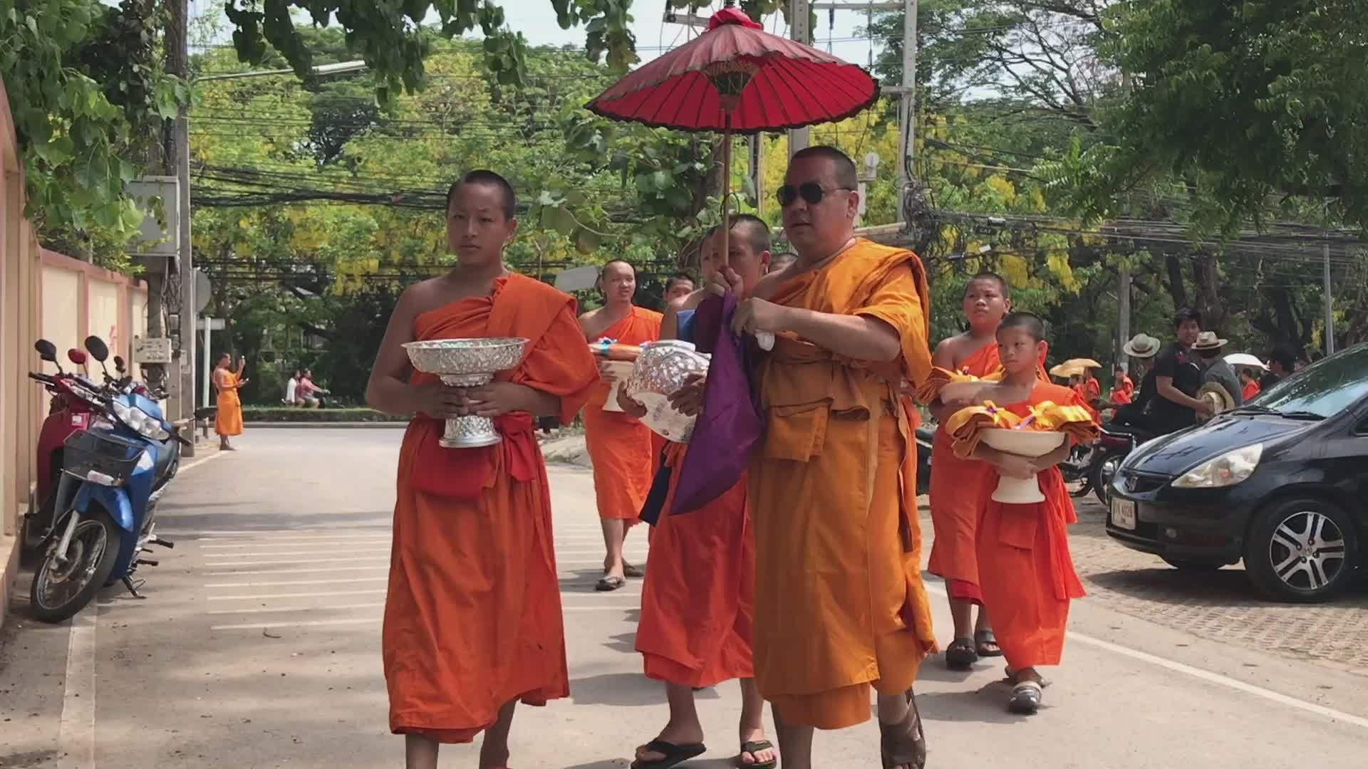 Buddhistiske Munker Prosesjon I Oransje Kapper · Gratis arkivvideo