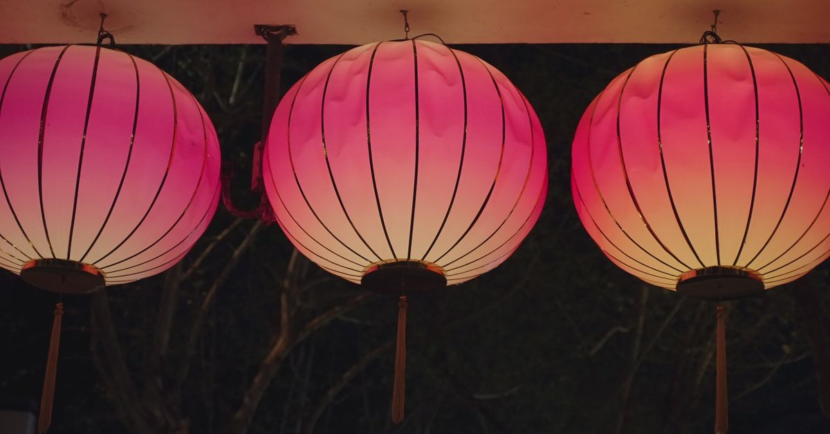 绚丽的中国灯笼照亮夜晚 · 免费素材视频