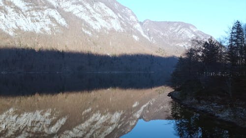 Ein Schneebedeckter Berg, Der Einen See Umgibt