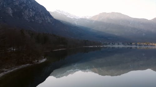 Bergen Bezinning Over Het Oppervlak Van Het Meer