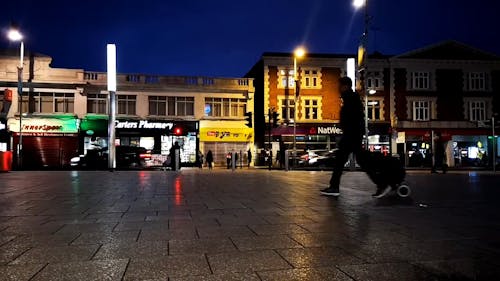 Les Gens Dans Les Rues Pendant La Nuit