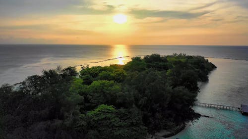 地平線に沈む夕日