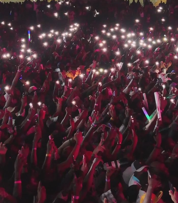 Show com plateia e luzes
