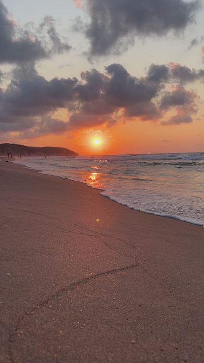 Khaoula ATTAR's ocean waves sunset video
