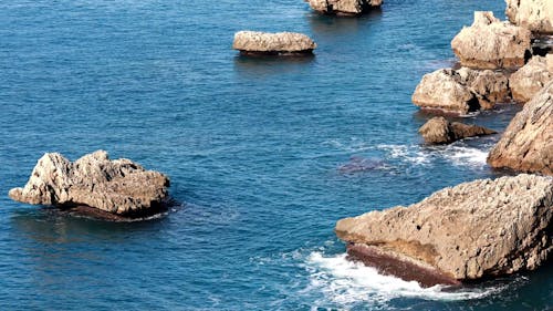 Vagues De La Mer érodant Le Fond De La Formation De Roches Sur La Côte De La Mer