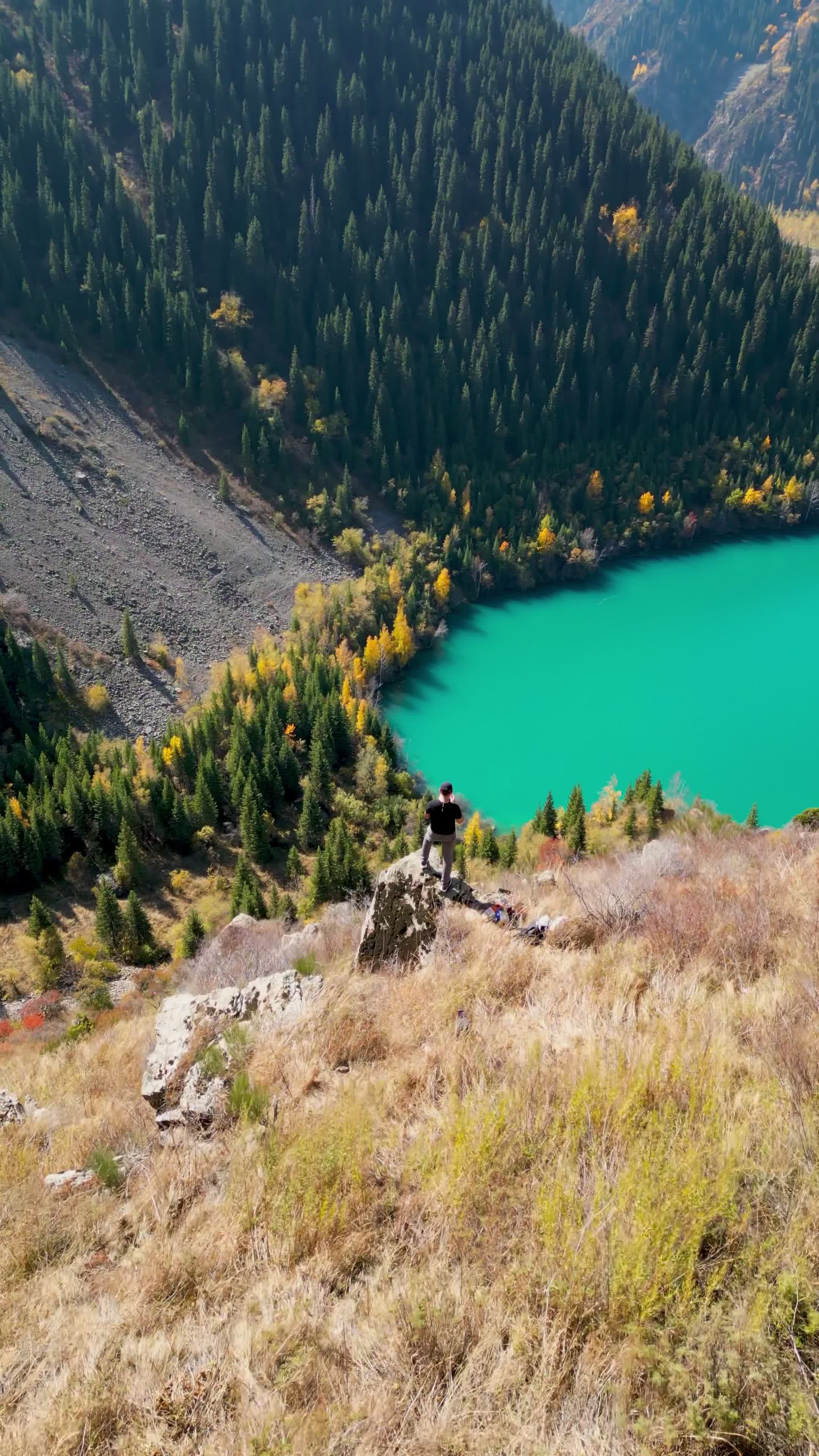 Un Excursionista Contempla Un Impresionante Lago Turquesa De Montaña ...