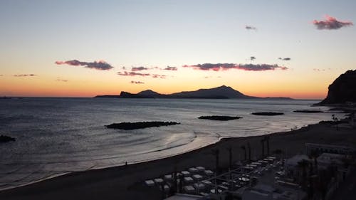 Metraggio Drone Di Una Spiaggia Al Tramonto