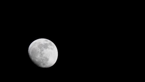 De Maan Zweeft In De Duisternis Van De Ruimte