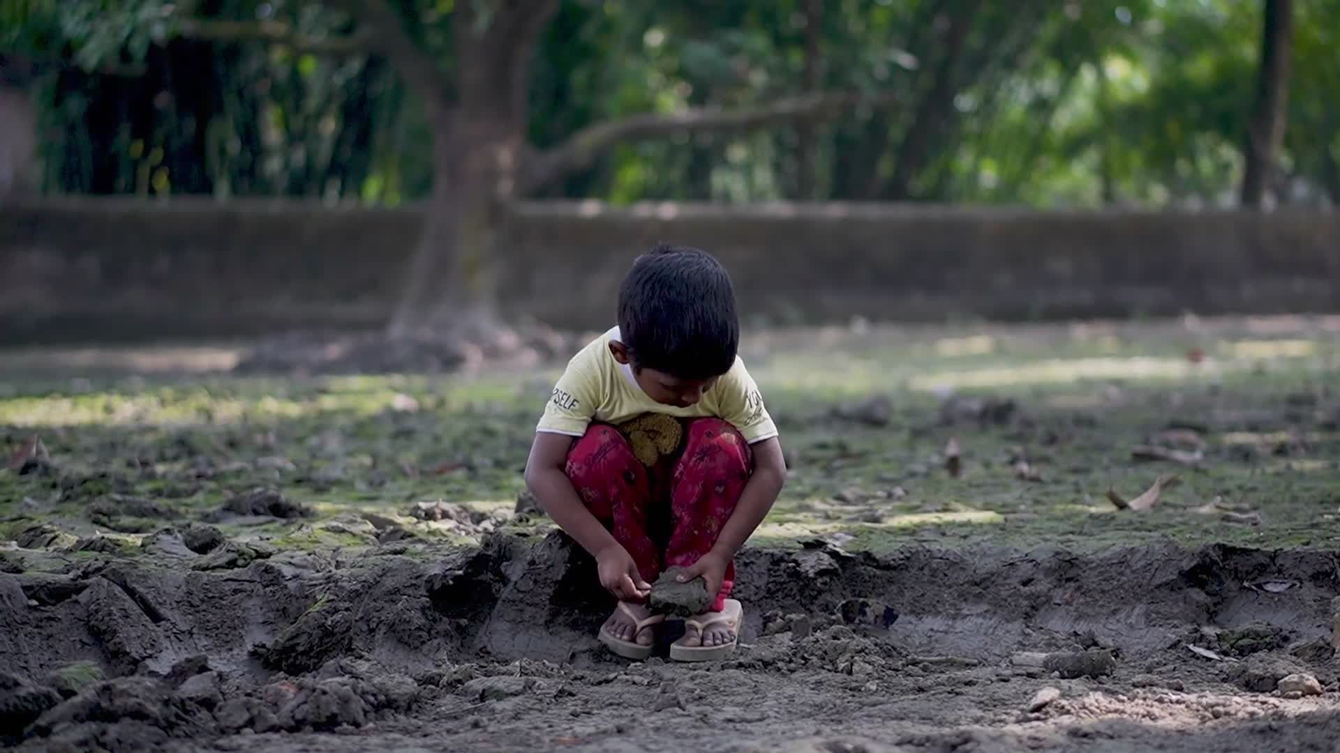 Niño Jugando En Un Entorno Rural Al Aire Libre · Vídeo de stock gratuito