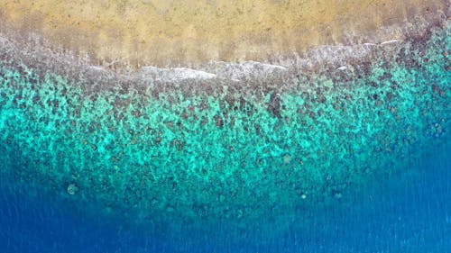 海浪沖到岸邊的航拍