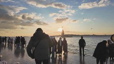 sunset at the shoreline with stadt der freiheit statue