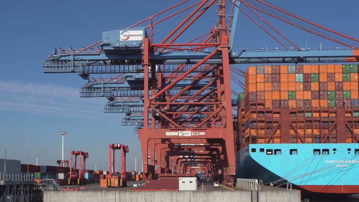 A container ship is docked at a port Free Stock Video Footage, Royalty ...