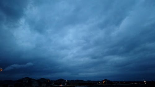 Formação De Nuvens No Céu Se Move Na Direção Do Vento