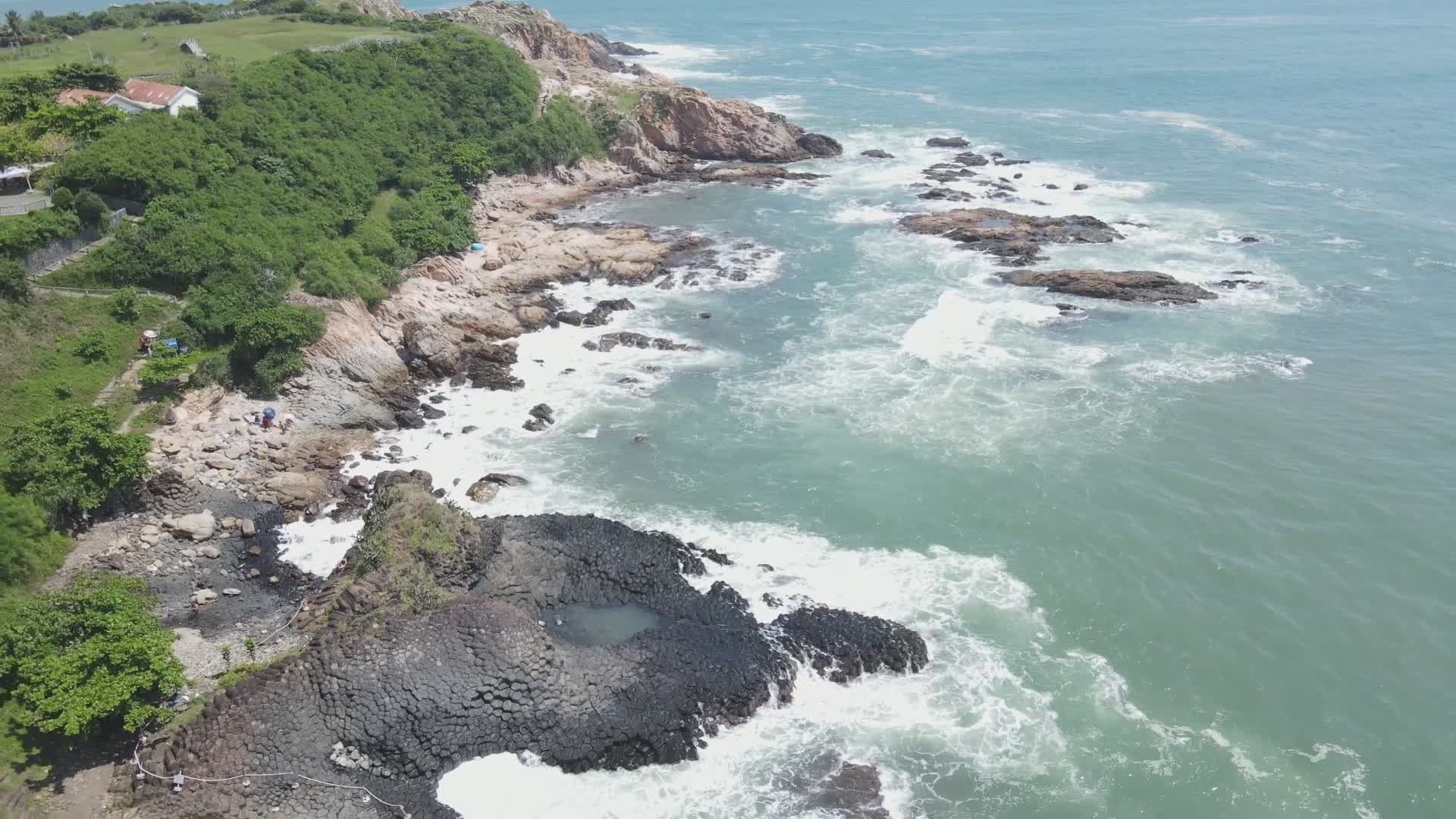 Vista Aérea Panorámica De La Costa Rocosa · Vídeo de stock gratuito