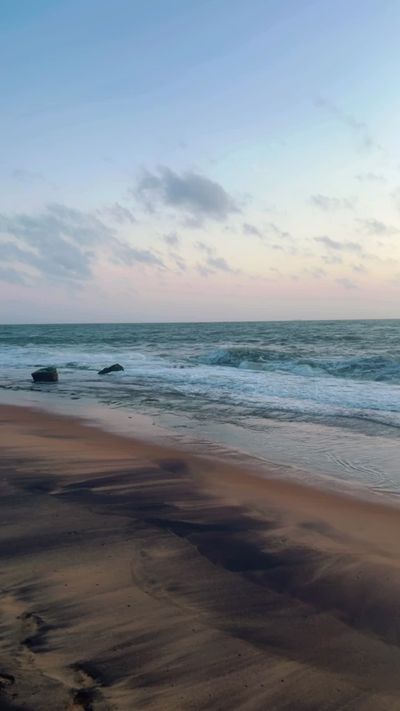 Thanzeena Husain's ocean waves sunset video