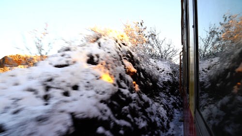 Ein Zug, Der Durch Die Eisenbahn Im Verschneiten Berg Von Himachal In Indien Reist