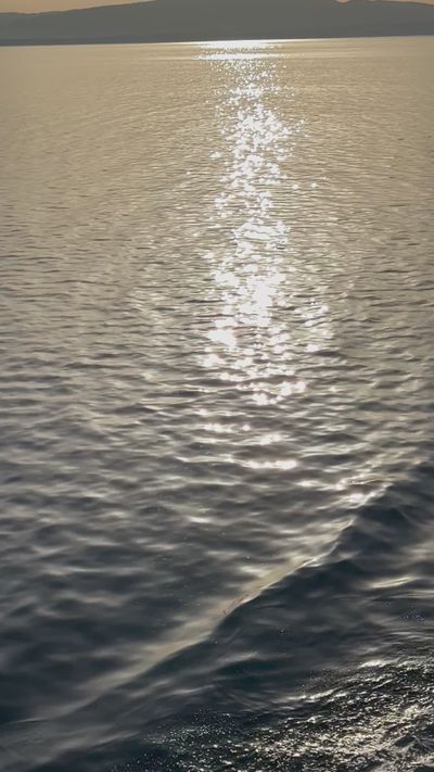 İrem Yılmaztürk's ocean waves sunset video