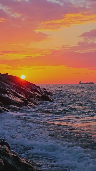 Fatıma Acunman's ocean waves sunset video