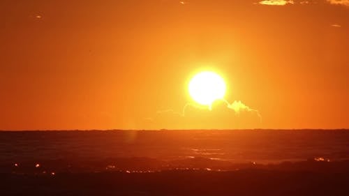 地平線上の黄金の太陽