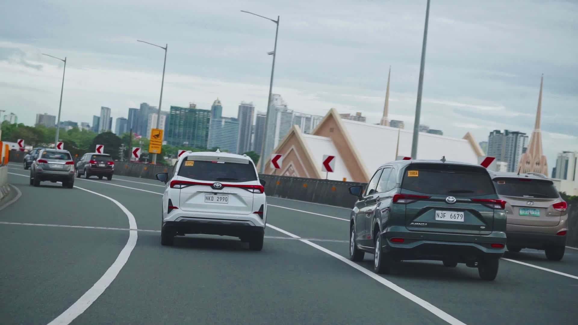 urban highway traffic in city skyline 35684287