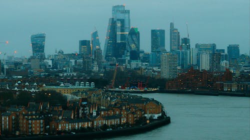 Vidéo De Haut Angle Des Bâtiments De La Ville De Londres Sur Les Rives De La Tamise