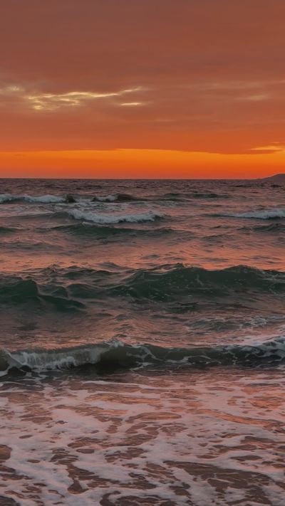 Esra Afşar's ocean waves sunset video