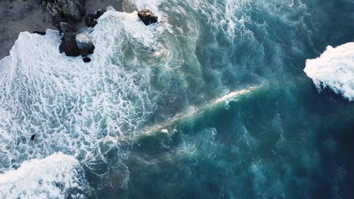 大浪冲到岸边的无人机视图