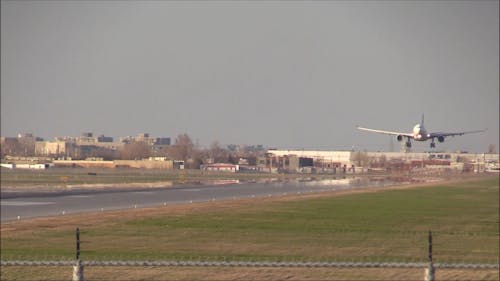 Komercyjny Samolot Lądujący Na Pasie Startowym Lotniska W Kanadzie
