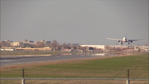 Un Aereo Commerciale Atterraggio Sulla Pista Di Un Aeroporto In Canada