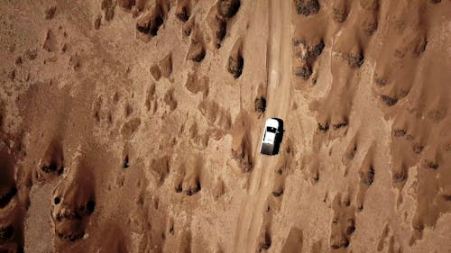 Vehículo Viajando Por La Tierra Del Desierto
