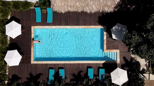 Vue De Dessus Des Images De Quelqu'un Plongeant Dans La Piscine