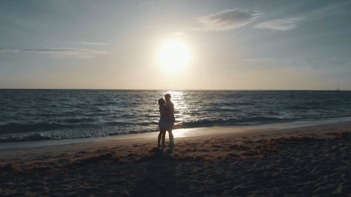 一对浪漫情侣在海边日落美景