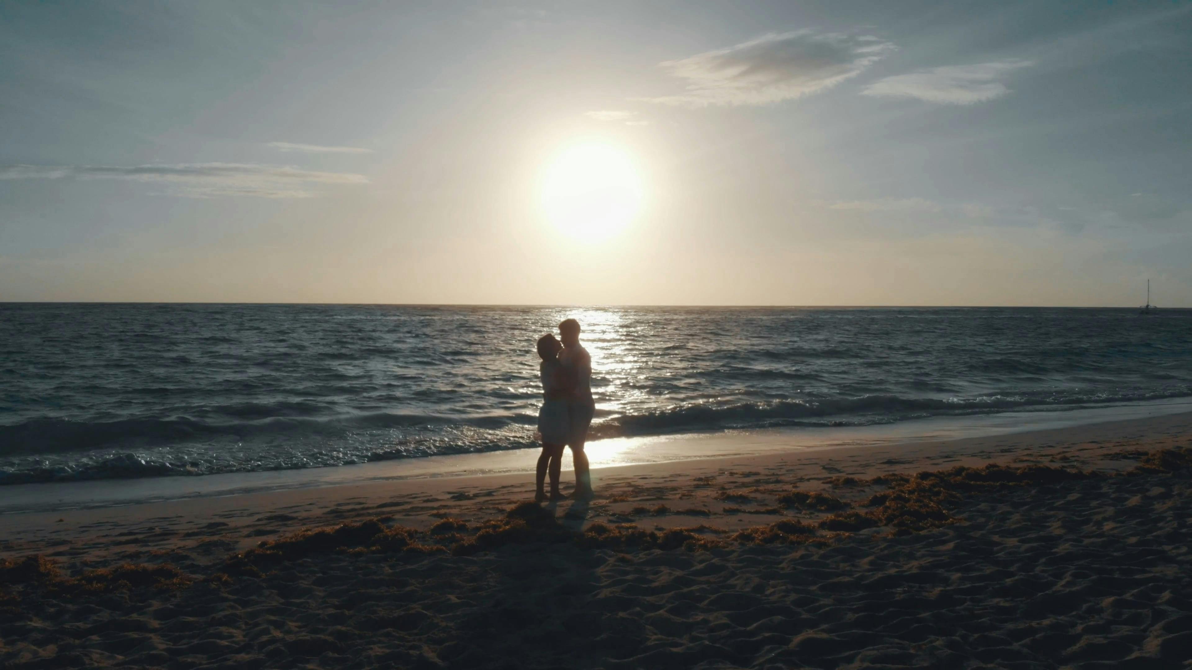 Un Couple Romantique Au Bord De La Mer Avec Vue Sur Le Coucher Du Soleil · Vidéos Gratuites 