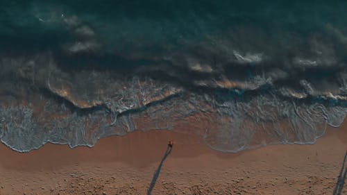 Orang Yang Berjalan Sepanjang Pantai