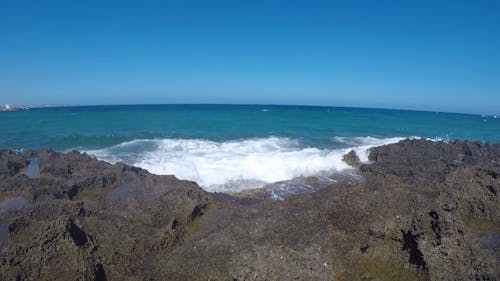 Olas Rompiendo Contra Las Rocas